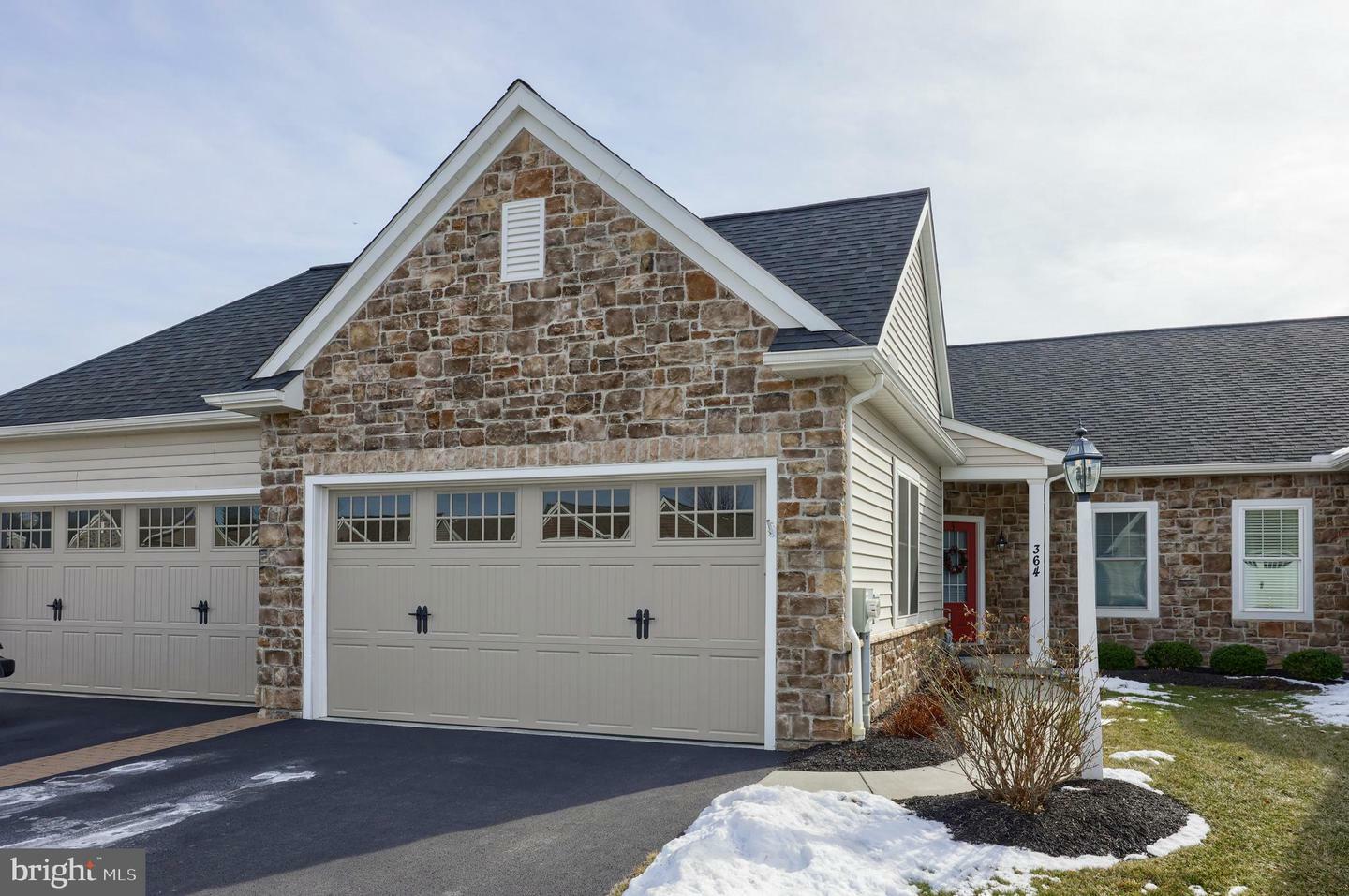 Property Photo:  364 Pin Oak Drive  PA 17543 