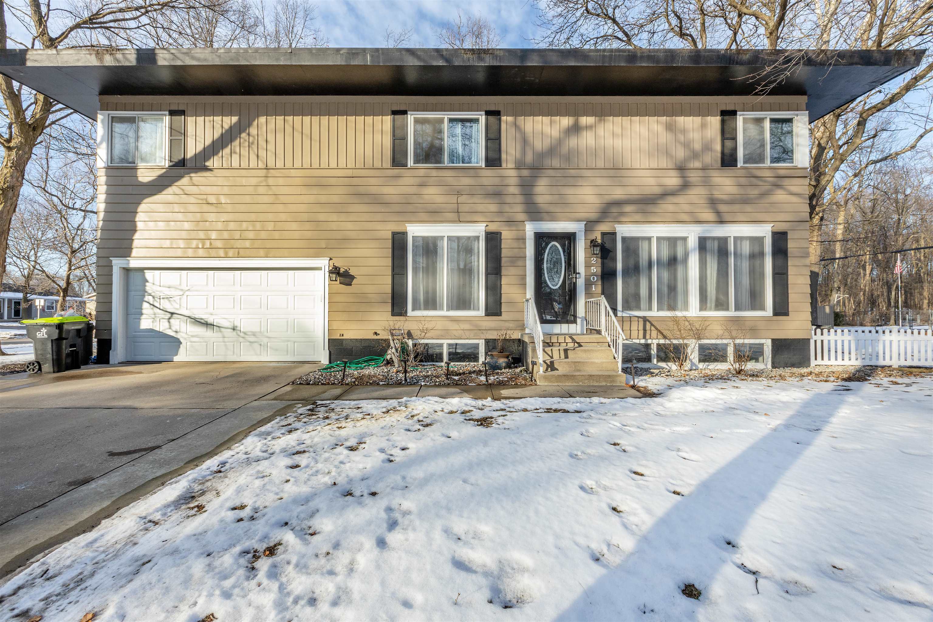 Property Photo:  2501 E Sugnet  MI 48642 