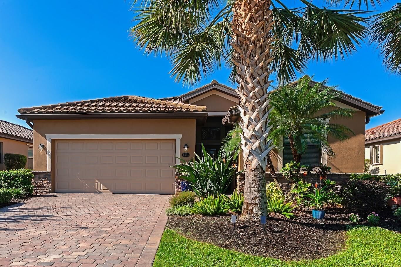 Property Photo: 6814 Willowshire Way FL 34212