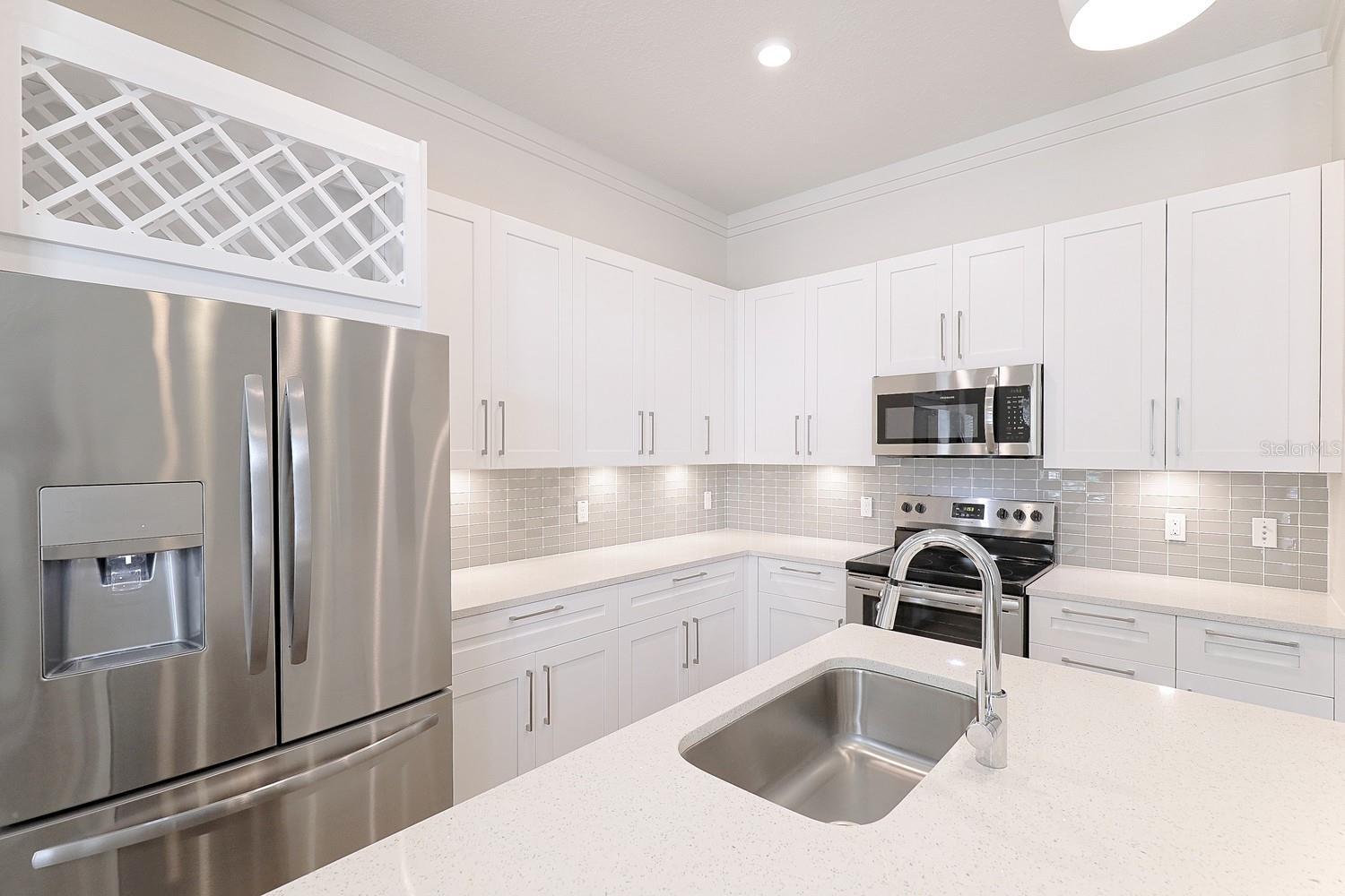 Property Photo: 1420 Lakefront Drive Th-204 FL 34240