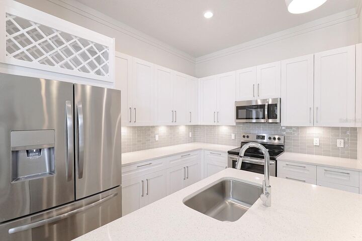 Property Photo: 1420 Lakefront Drive Th-104 FL 34240