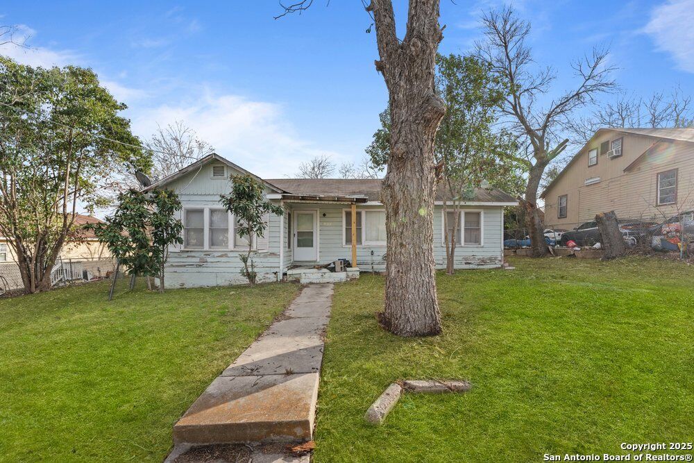 Property Photo: 1932 E Highland Blvd TX 78210