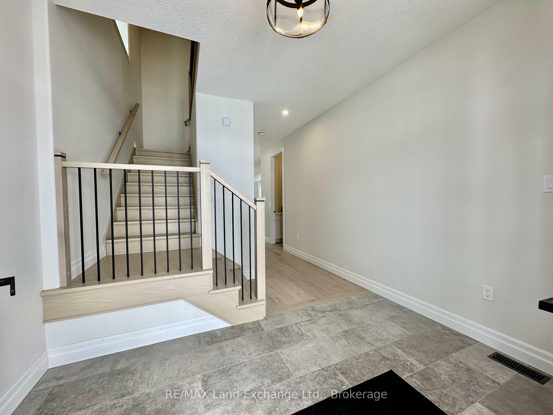 Photo de la propriété:  99 Inverness Street N  ON N2Z 1J4 