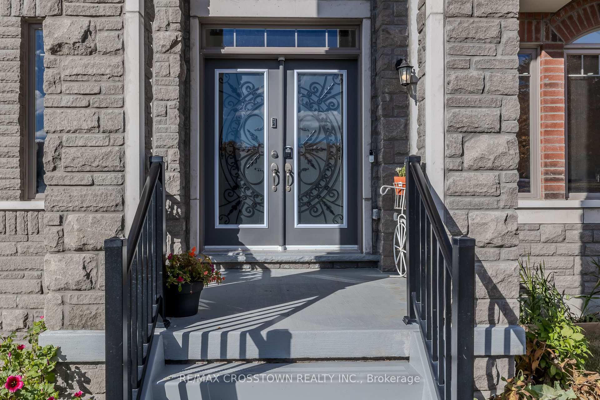 Property Photo: 10 Stewart Crescent ON L0L 2N0