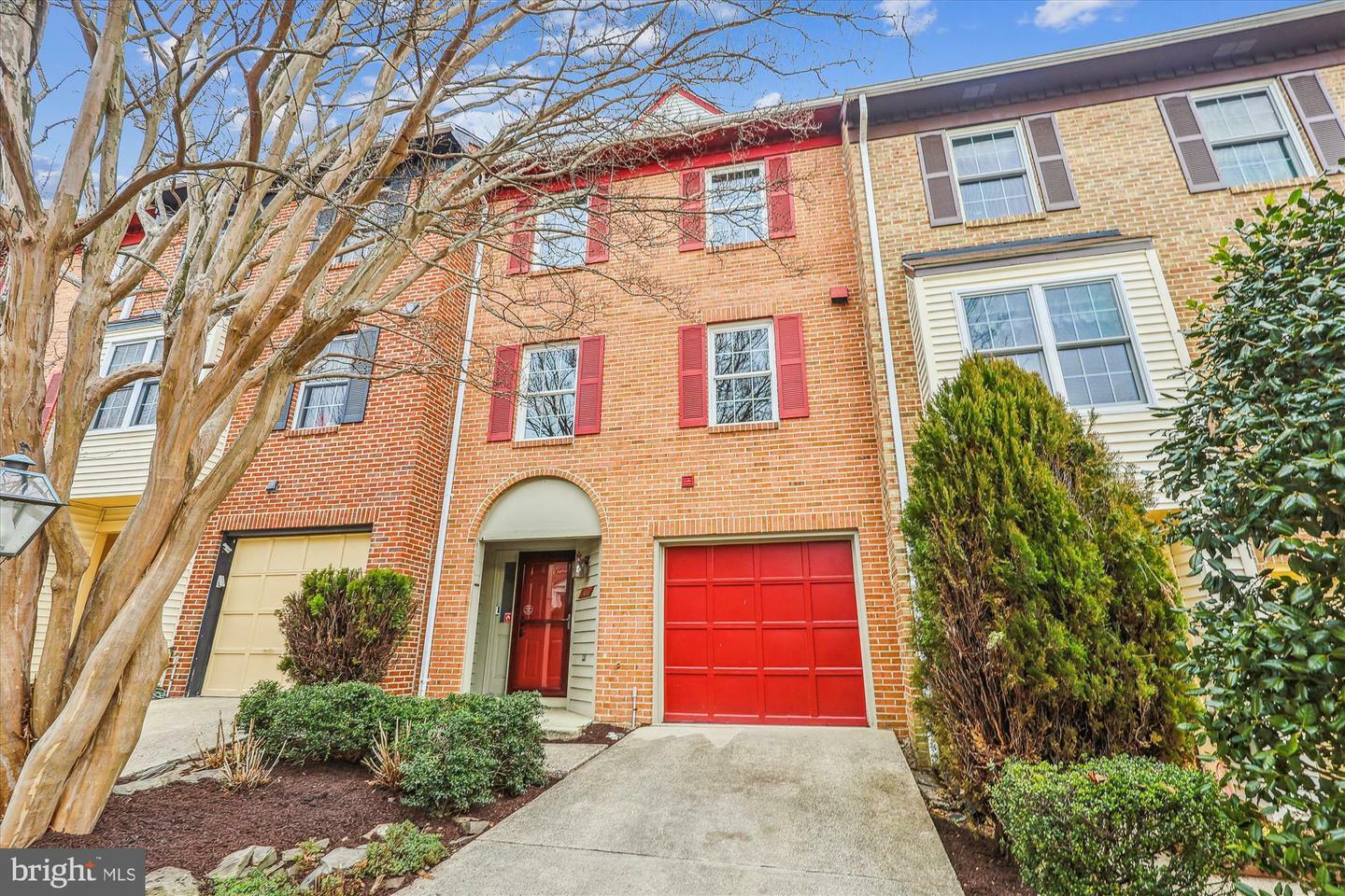 Property Photo: 6046 Knights Ridge Way VA 22310