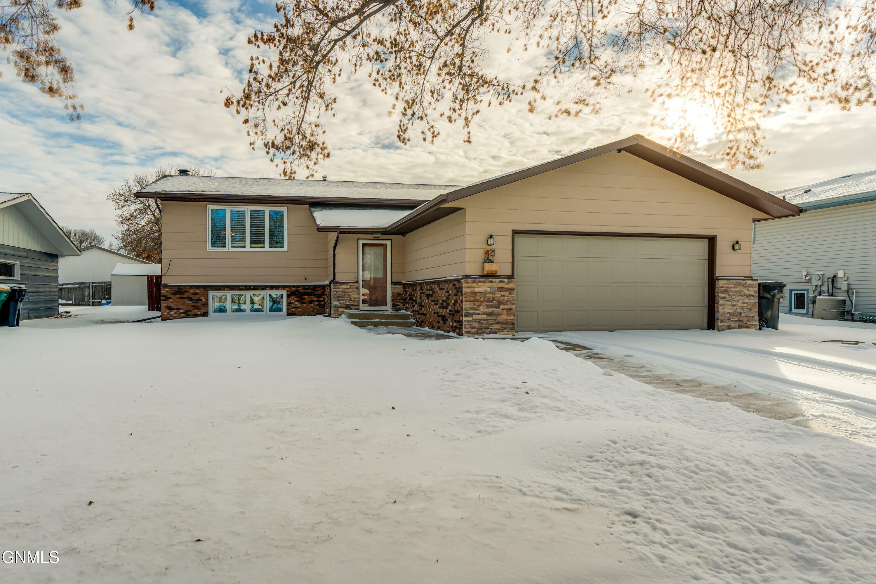 Property Photo:  421 Birchwood Drive  ND 58504 