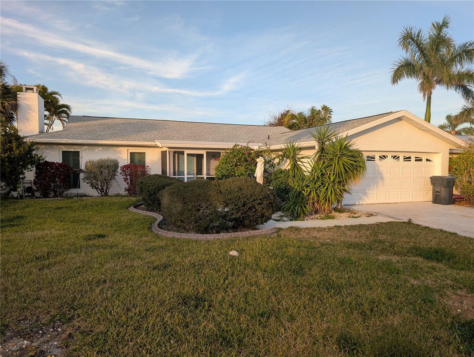 Property Photo:  913 Spindle Palm Way  FL 33572 