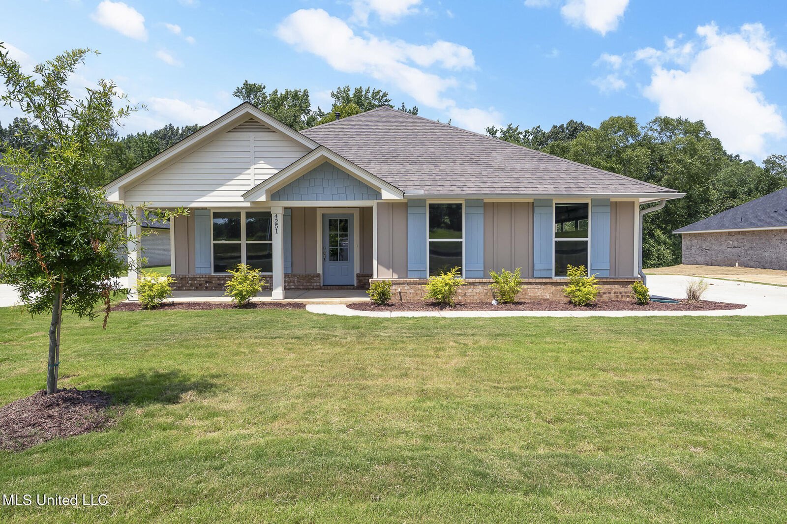 Property Photo: 4251 W Olivia Circle MS 38654