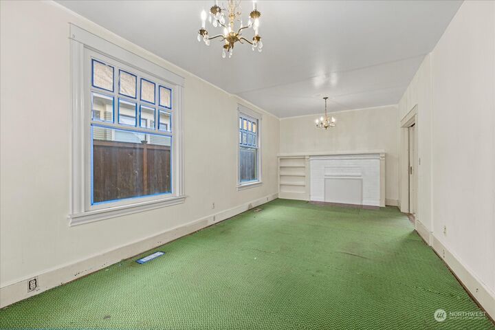 Property Photo:  2121  1st Avenue W  WA 98119 