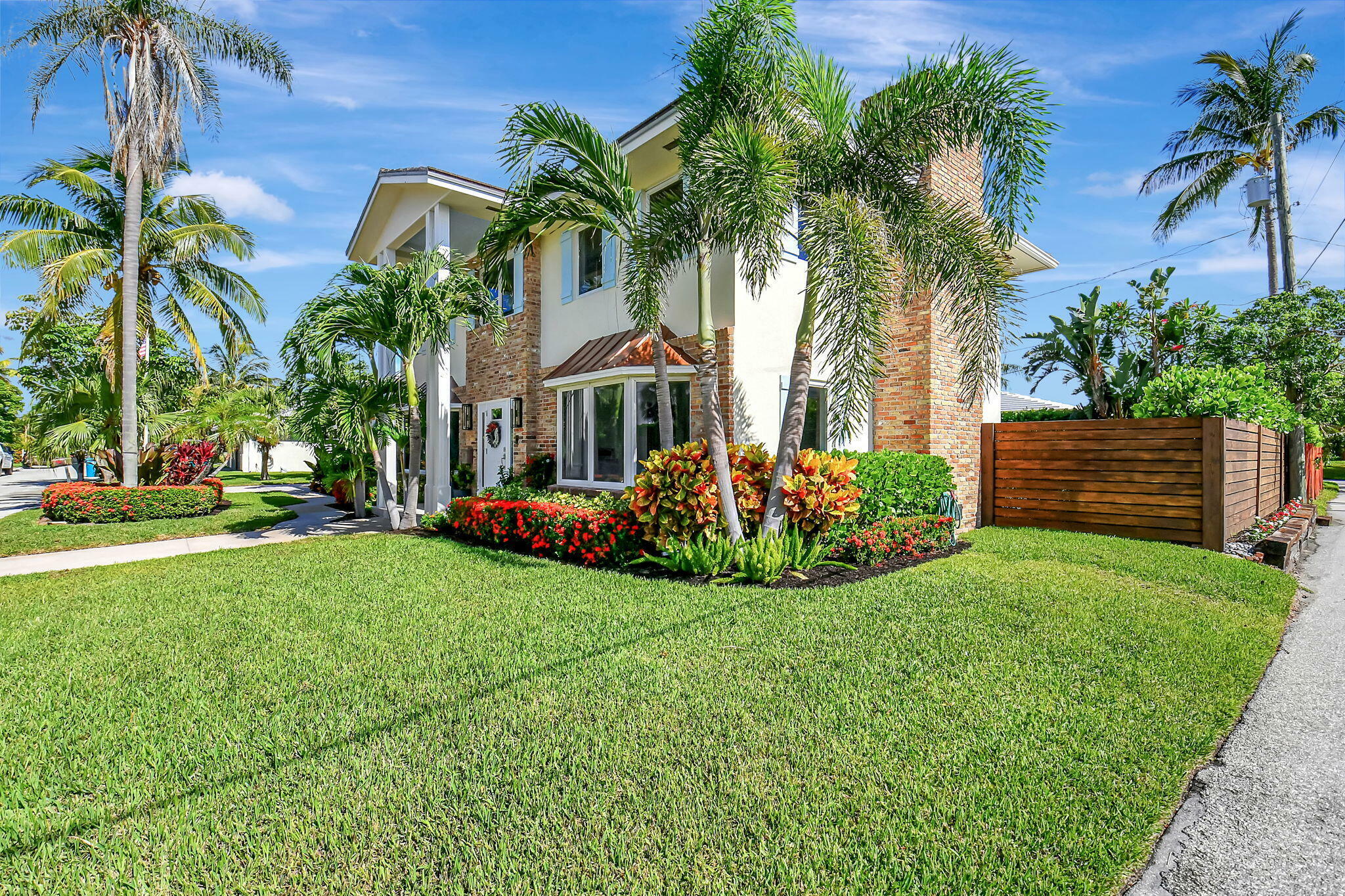 Property Photo:  827 South Road  FL 33435 