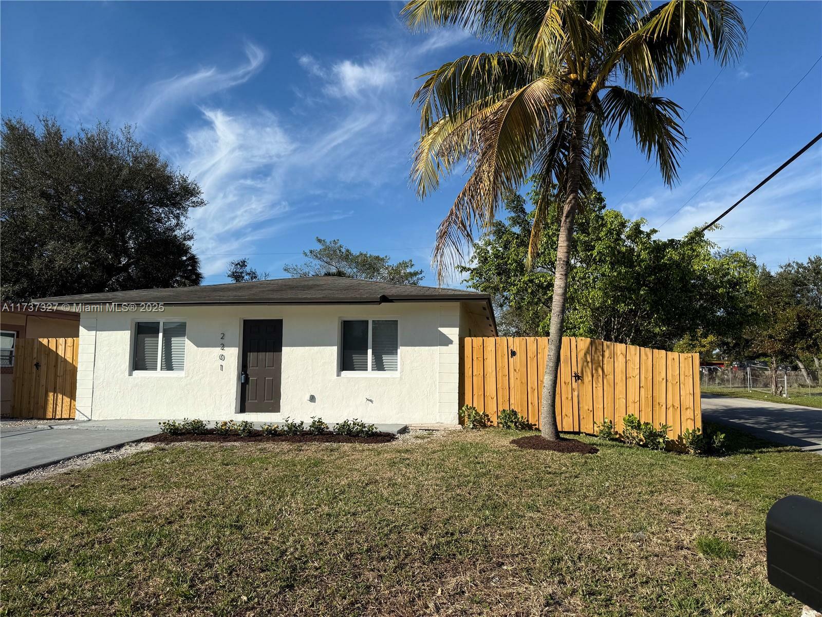 Property Photo:  2201 NW 6th Ct  FL 33311 