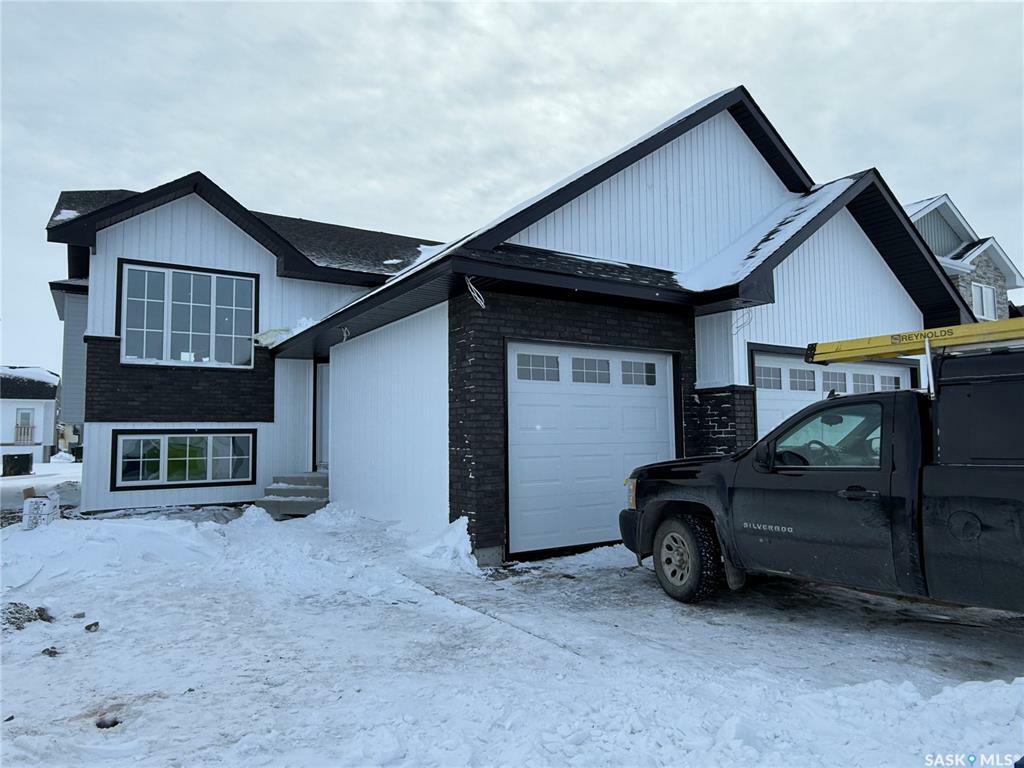 Property Photo:  827 Woods Crescent  SK S0K 4S0 