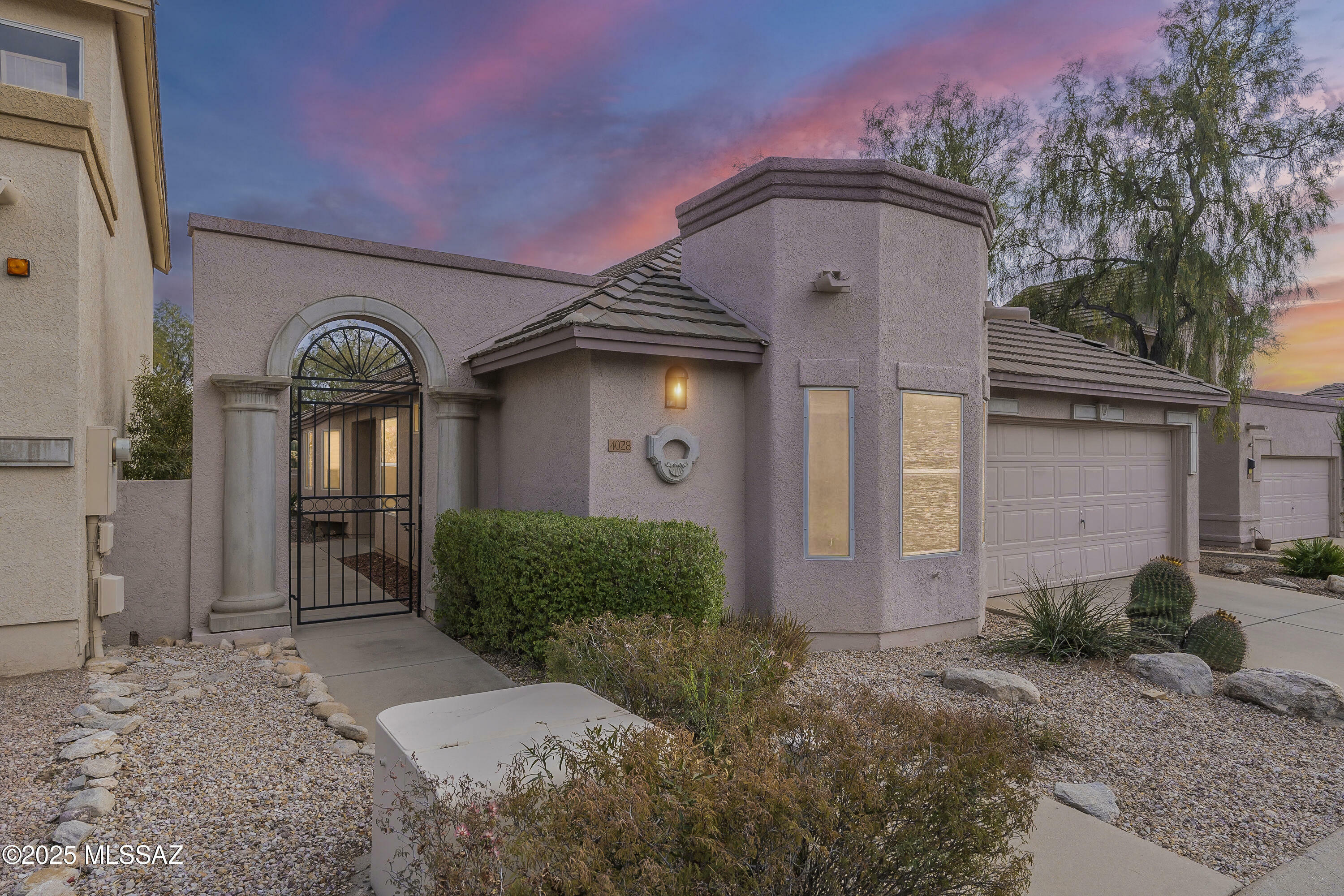 Property Photo:  4028 Via Del Vireo  AZ 85718 