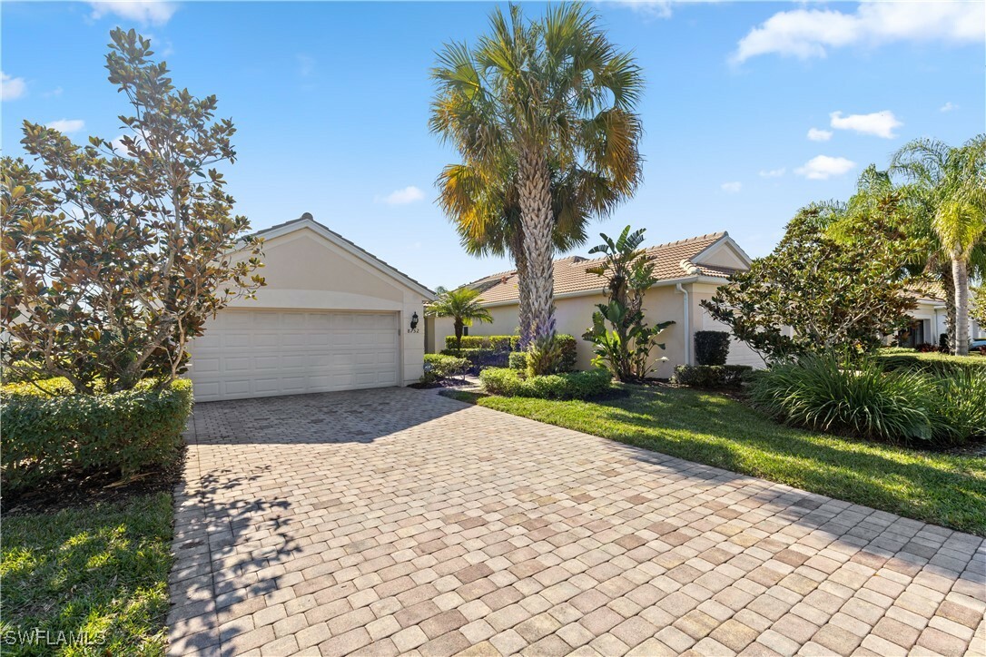 Property Photo: 8752 Querce Court FL 34114