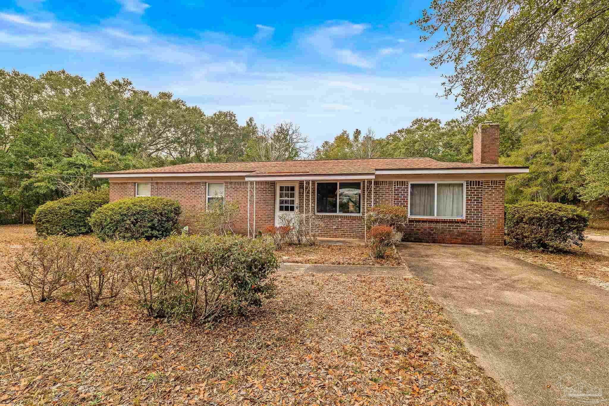 Property Photo:  5209 Parkway Dr  FL 32570 