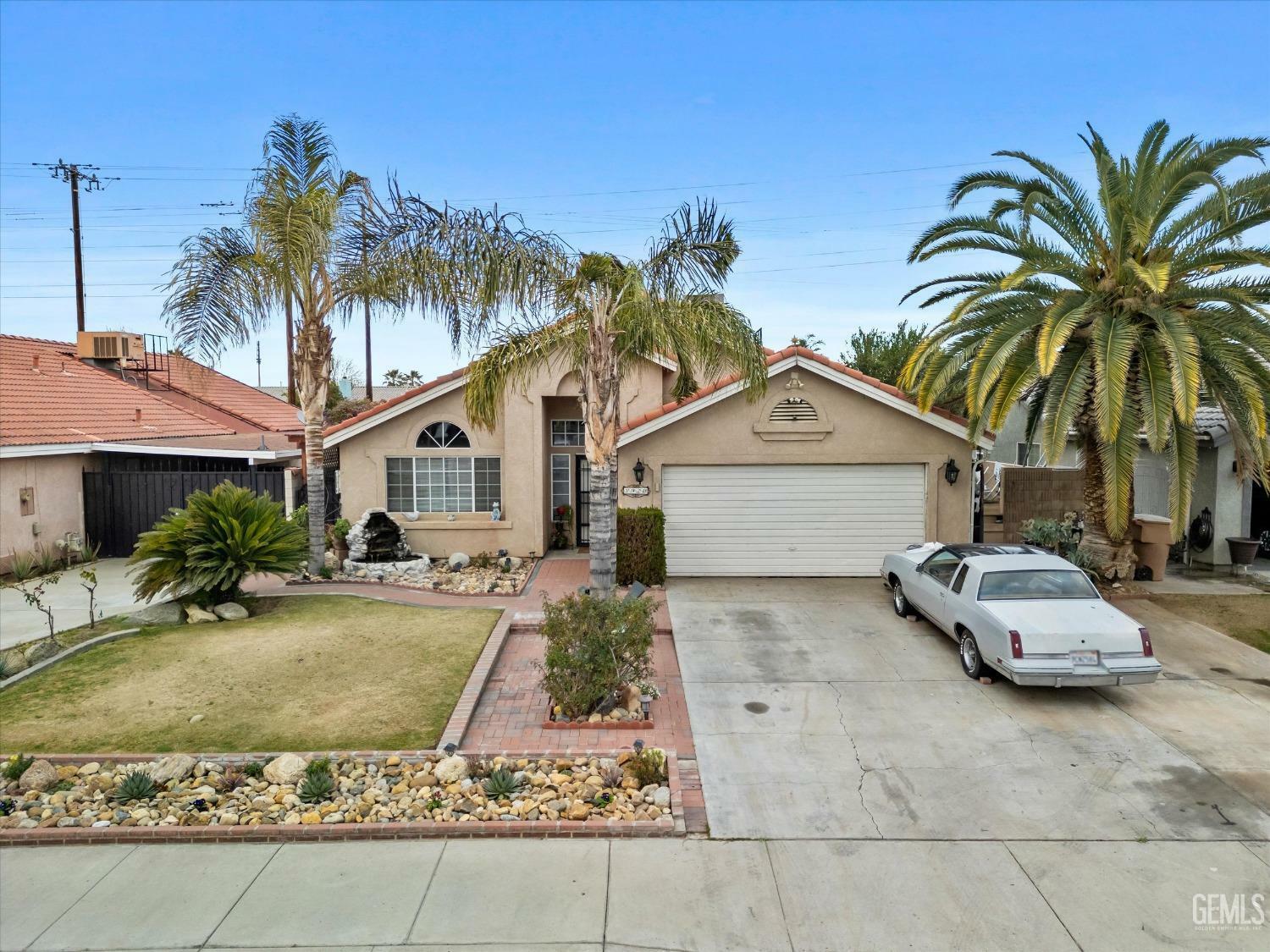 Property Photo:  1920 Saint Helens Avenue  CA 93304 