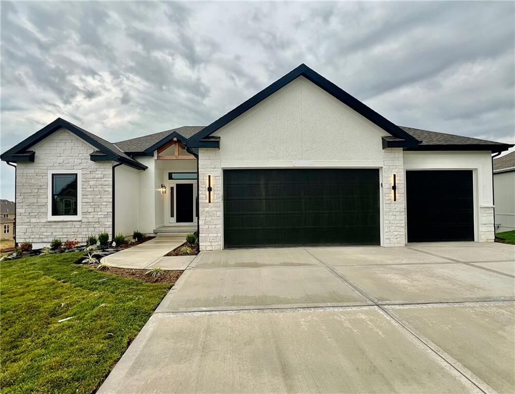 Property Photo: 1941 Longview Drive MO 64068