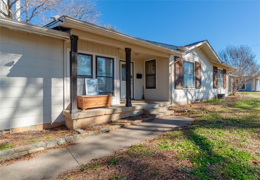 Property Photo:  1601 Tyler Street  TX 76012 