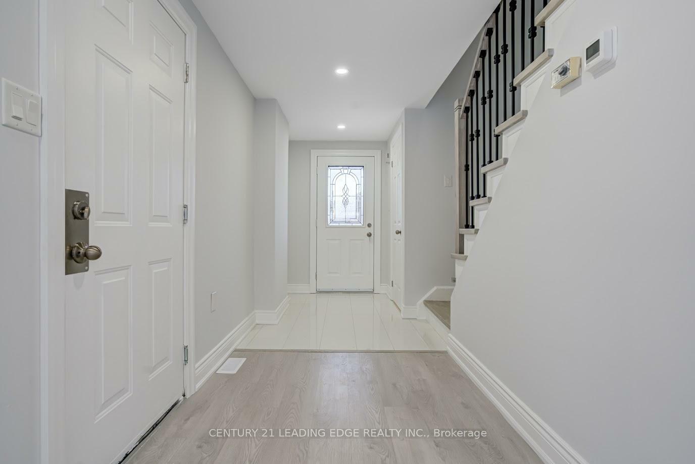 Photo de la propriété:  232 Nathan Crescent  ON L4N 0N3 