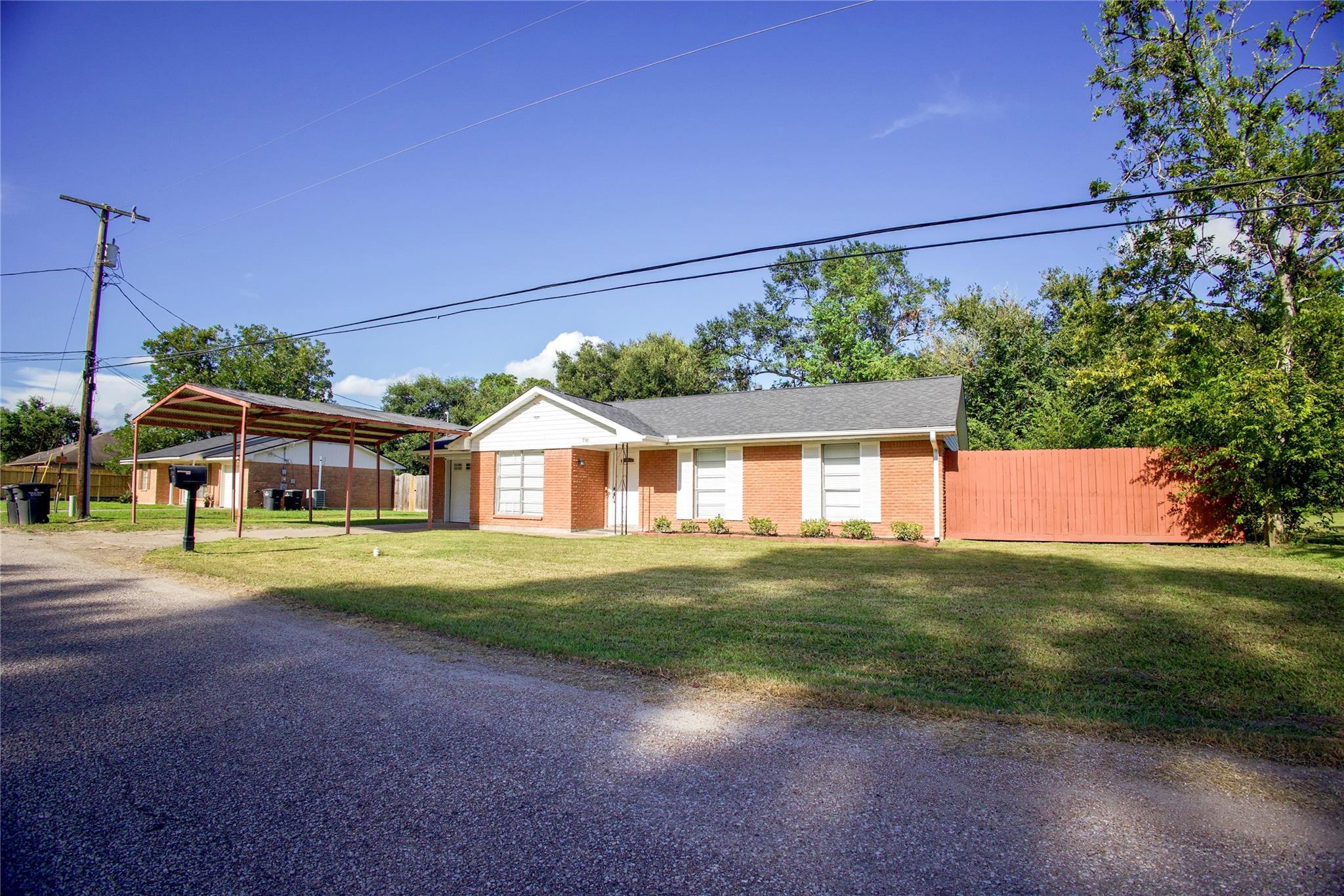 Property Photo: 716 Gubert Lane TX 77511