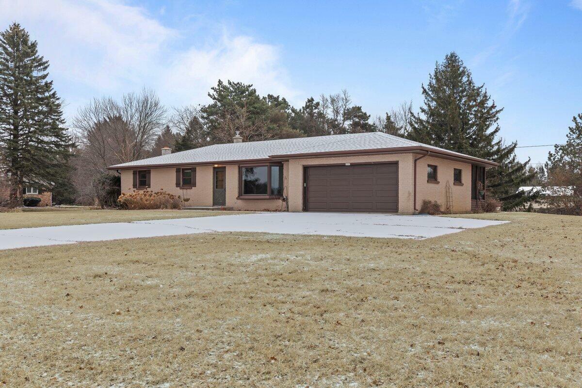 Property Photo:  2095 Paradise Dr  WI 53095 