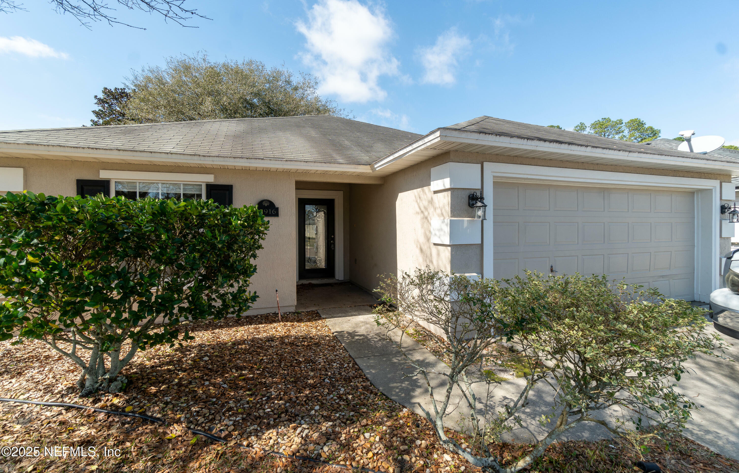 Property Photo:  11916 Hayden Lakes Circle  FL 32218 