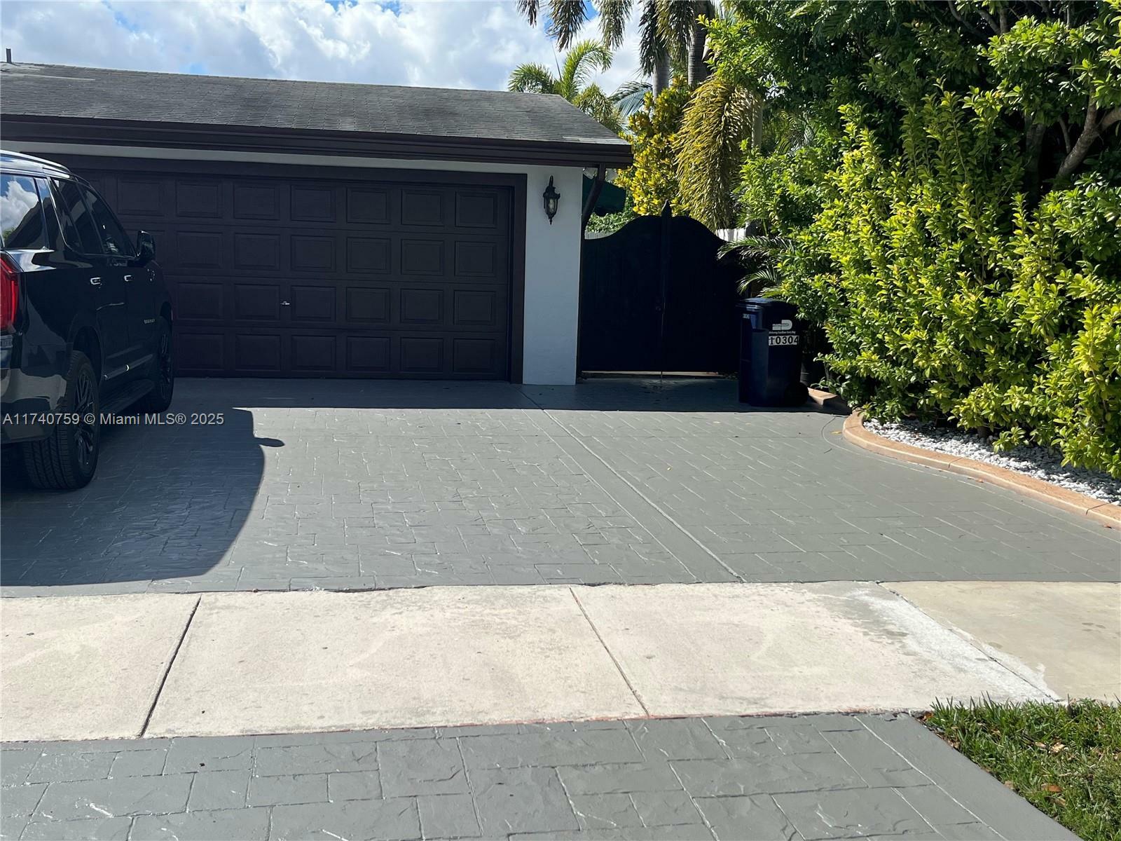 Property Photo: 10304 SW 127th Ct FL 33186