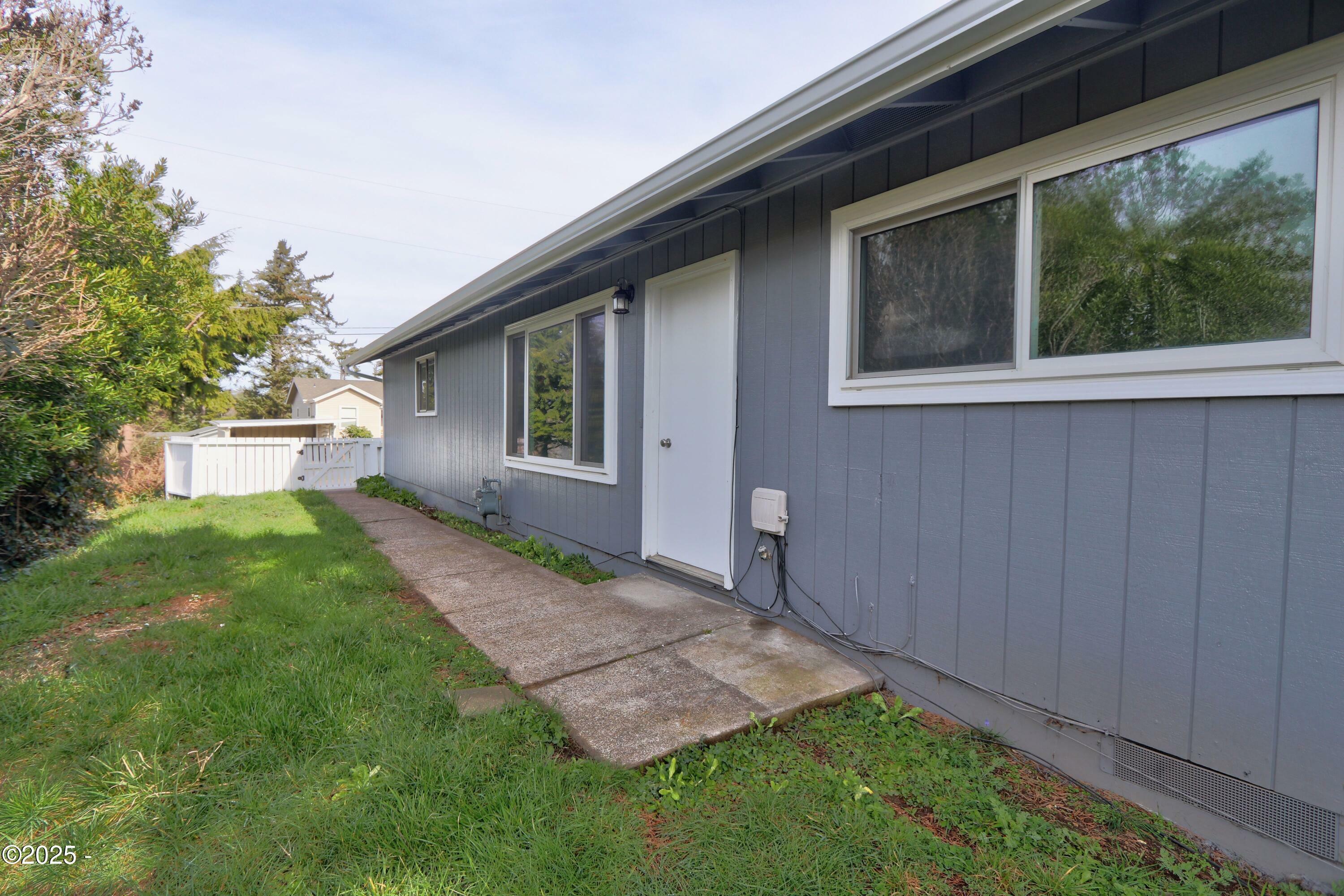 Property Photo:  241 NW 16th Street  OR 97365 