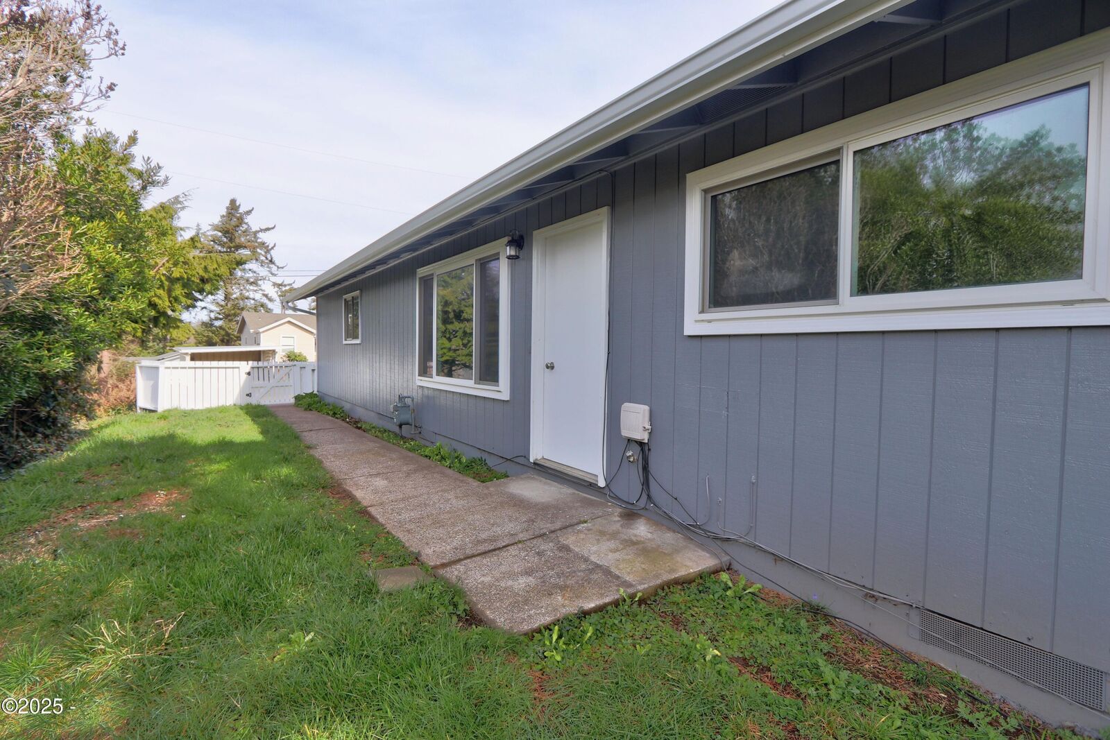 Property Photo:  241 NW 16th Street  OR 97365