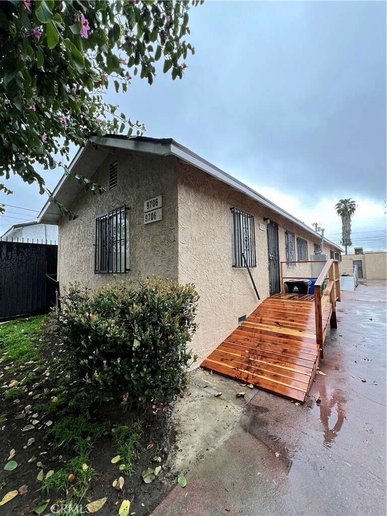 Property Photo:  9706 Beach Street  CA 90002 