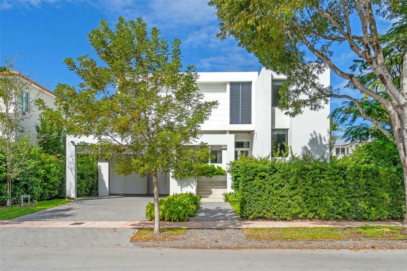 285 W Mashta Dr  Key Biscayne FL 33149 photo