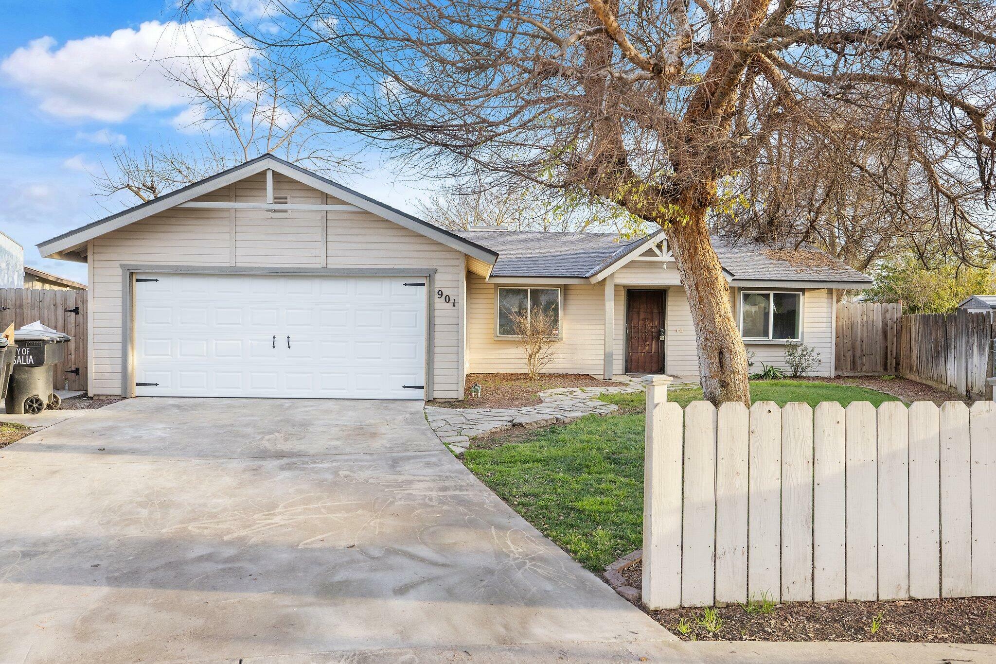 Property Photo: 901 W Clinton Avenue CA 93291