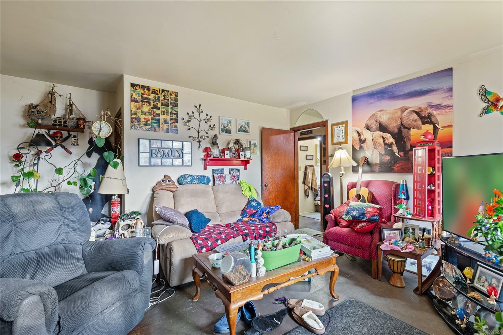 Property Photo: 510 Prideaux St BC V9R 2N7