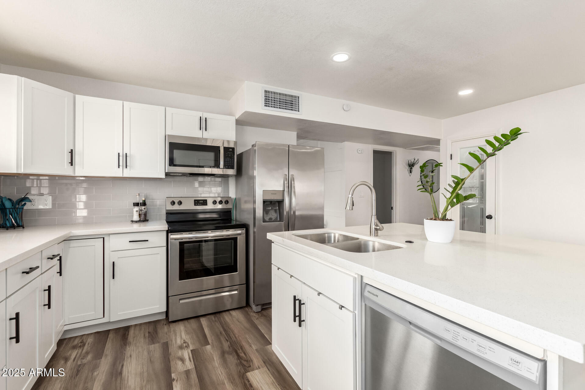 Property Photo: 1512 W Fairmont Drive AZ 85282