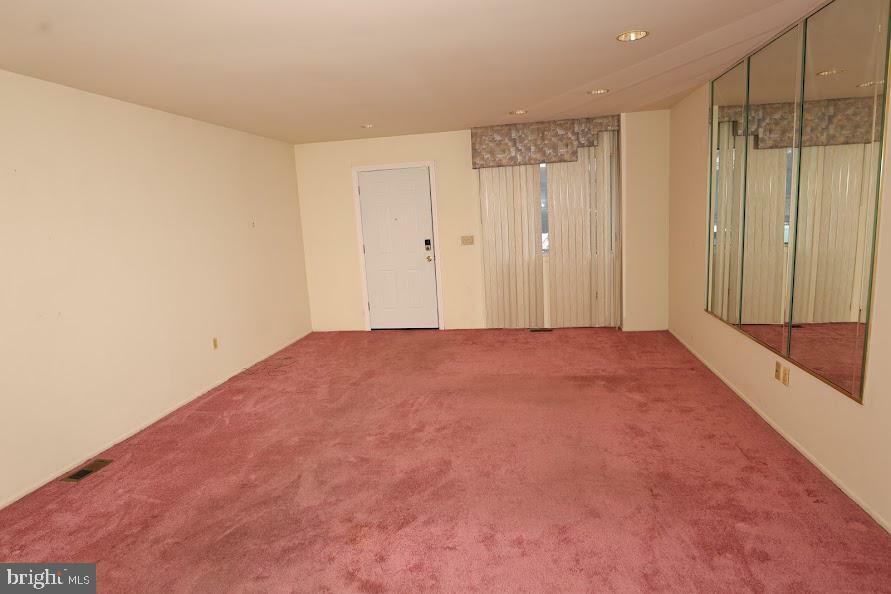 Property Photo:  8 Boleyn Court  NJ 08628 