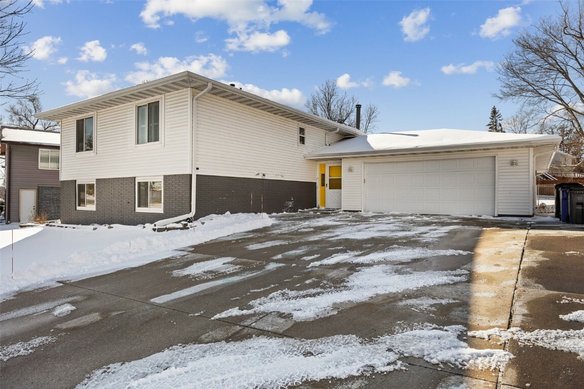 Property Photo: 1612 Morris Avenue NW IA 52405