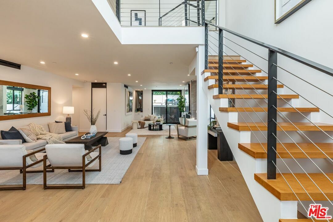 Property Photo: 552 Stassi Ln CA 90402
