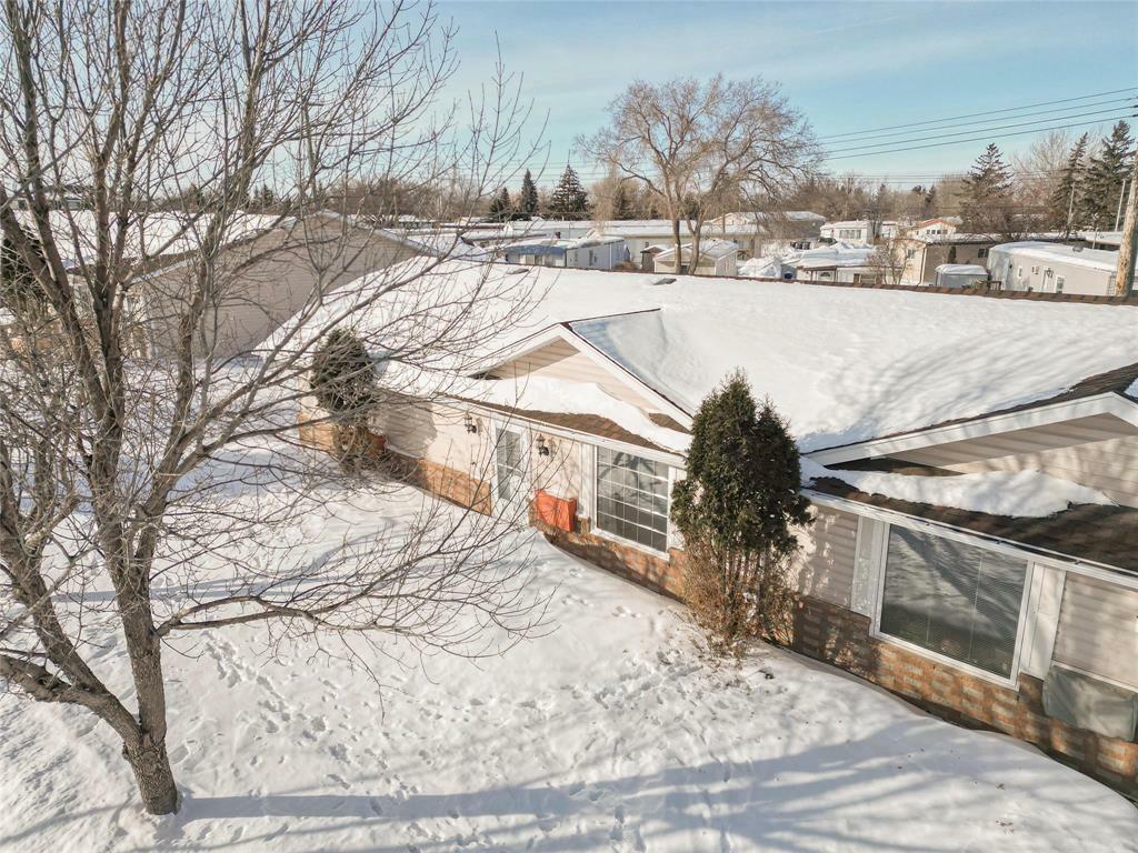 Property Photo:  329 Braecrest Drive  MB R7C 1E9 