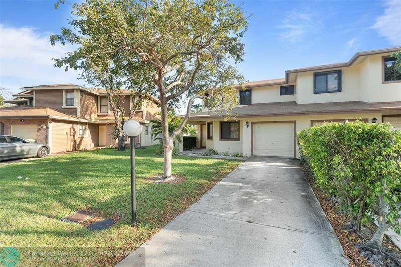 Property Photo:  6094 Live Oak Ct B  FL 33319 