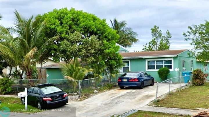 Property Photo: 111 Ocean Pkwy FL 33435