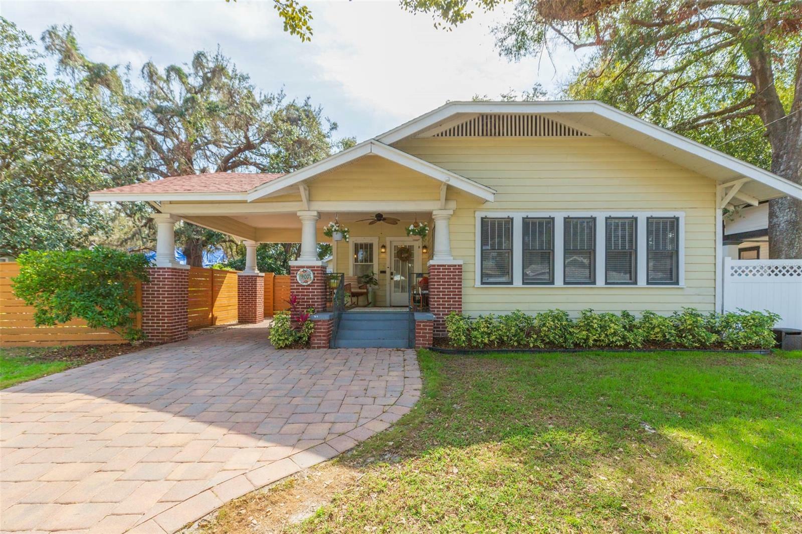 Property Photo: 907 E Hamilton Avenue FL 33604