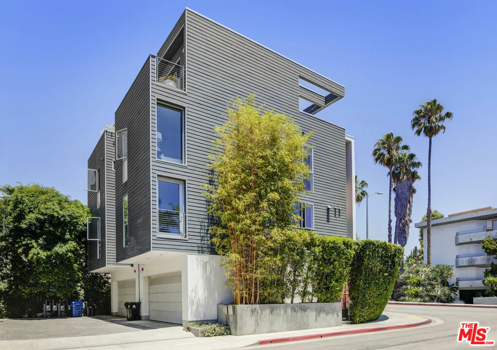 Property Photo:  1001 N Crescent Heights Boulevard  CA 90046 