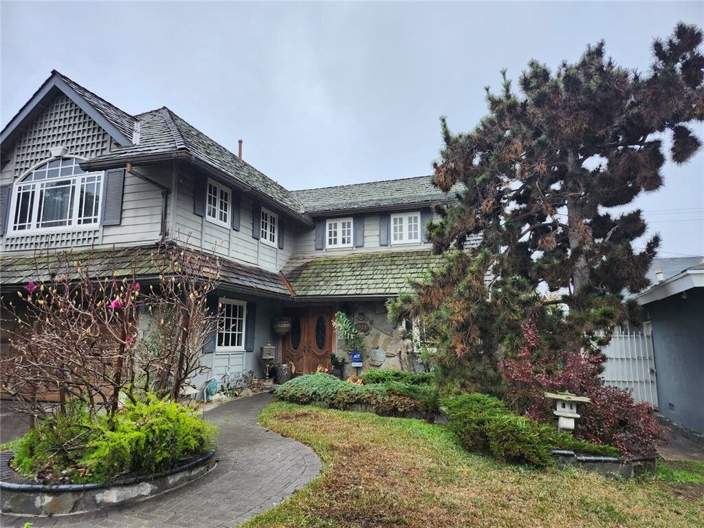 Property Photo: 1722 E Turmont Street CA 90746