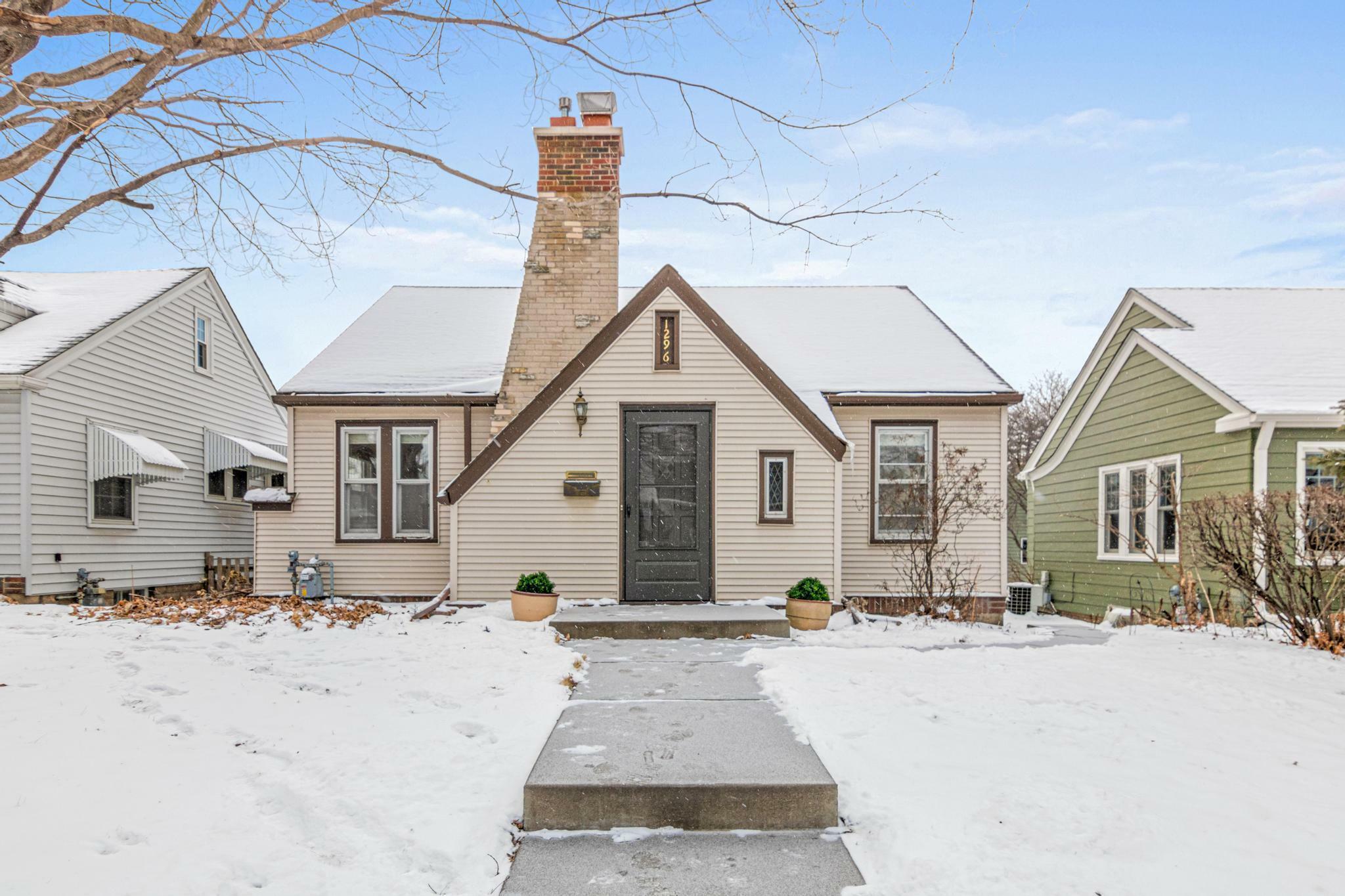 Property Photo:  1296 Highland Parkway  MN 55116 