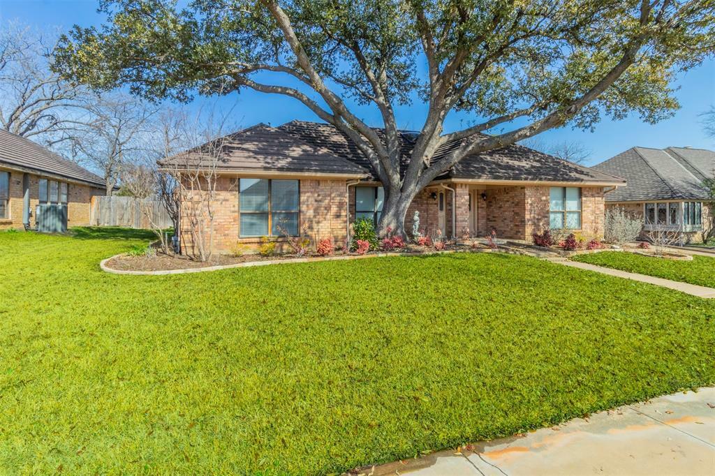 Property Photo: 805 Shady Lane TX 76021