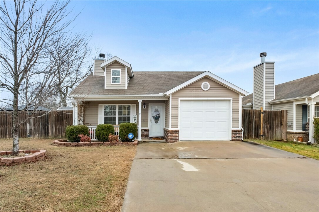 Property Photo:  1101 S C Court  AR 72756 