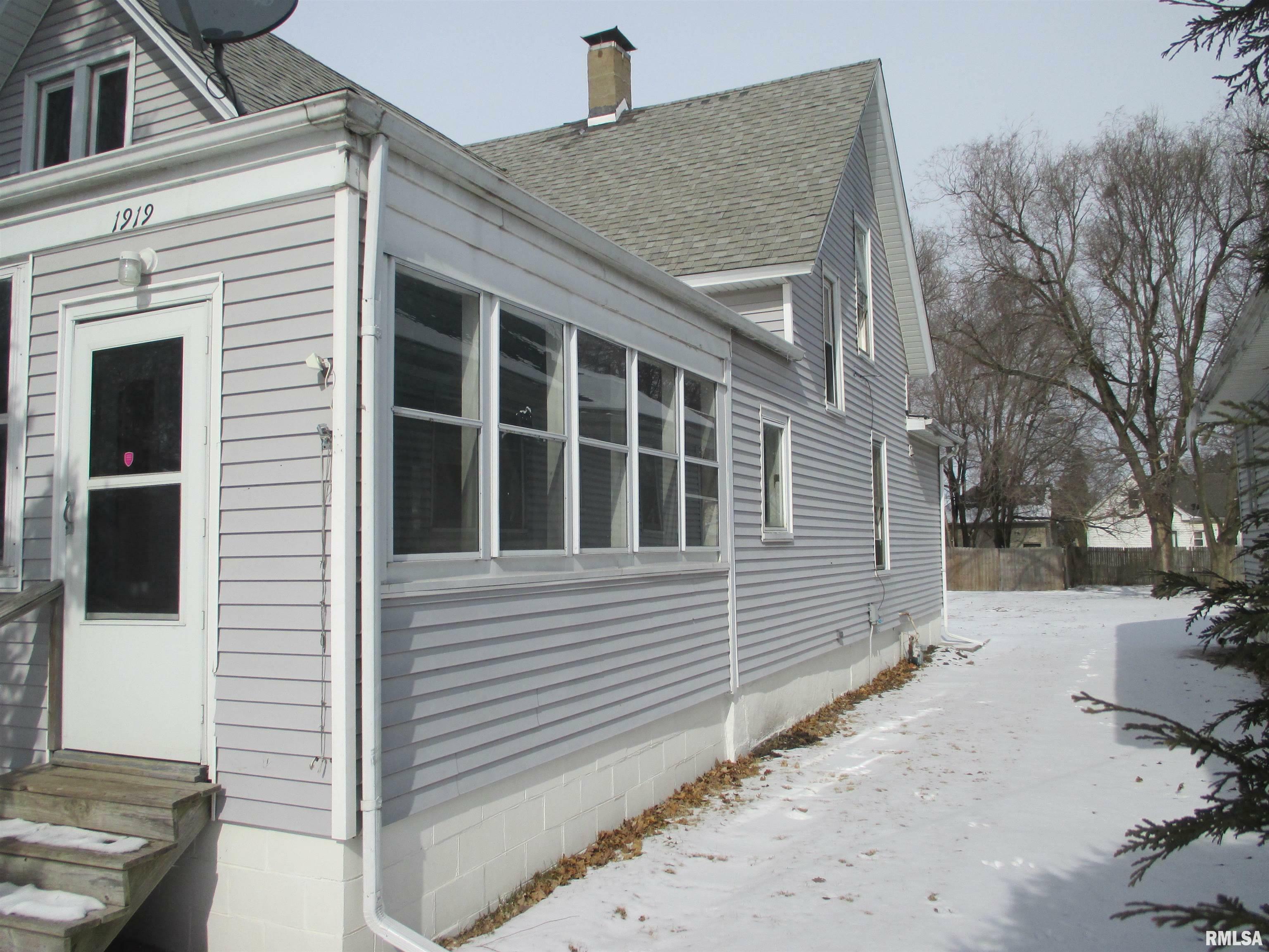 Property Photo:  1919 W Laura Avenue  IL 61604 