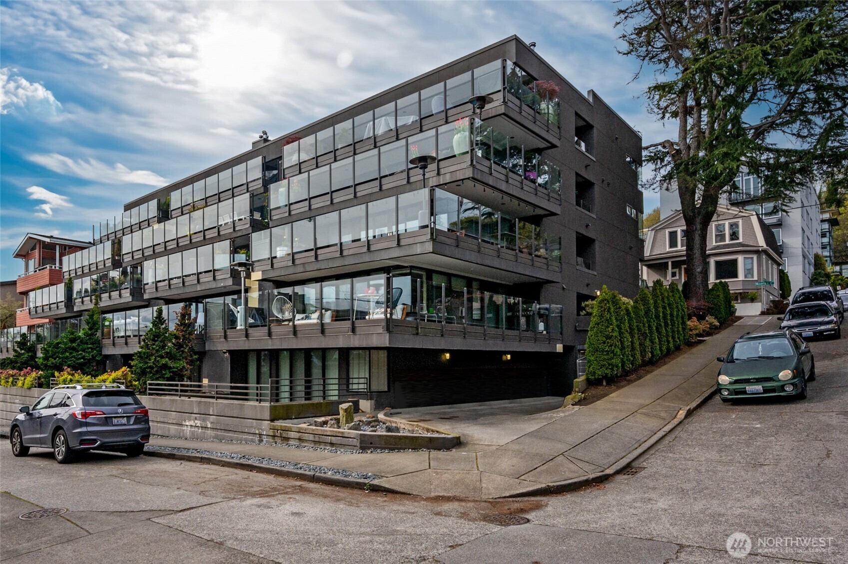 Property Photo: 2040 Waverly Place N 102 WA 98109