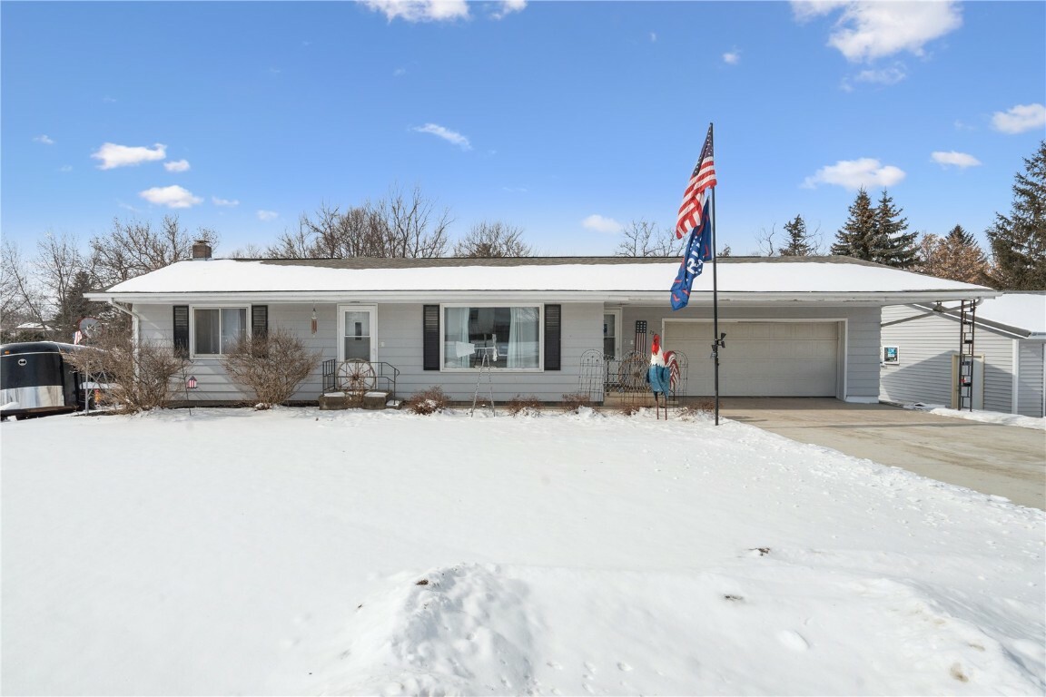 Property Photo:  75 Jefferson Ave SW  IA 52338 