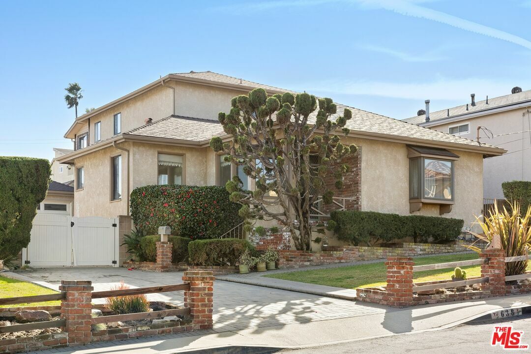 Property Photo:  638  W Acacia Ave  CA 90245 